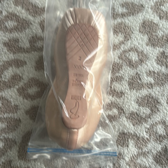 Size 2 - 4x European Balance pointe shoes - Picture 2 of 2